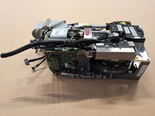 Bestückkköpfe Technische Baugruppe mit elektronischen Komponenten und Kabeln.