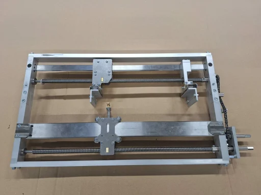 Metallrahmen mit Schienen und Halterungen für mechanische Anwendungen.