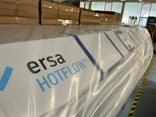 Ein Ersa Hotflow Gerät, verpackt und in einer Lagerhalle aufgestellt.