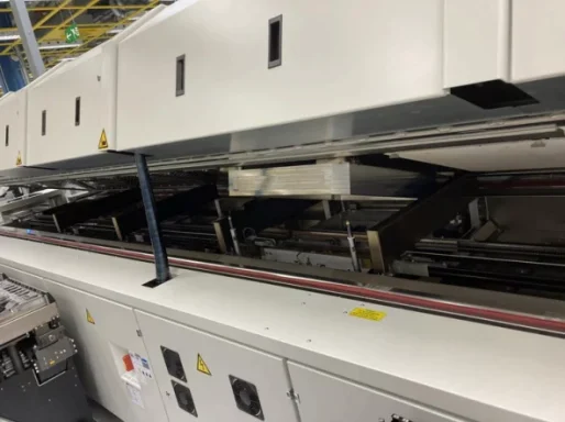 Maschine in einer Produktionshalle mit offenen Konstruktionsteilen.